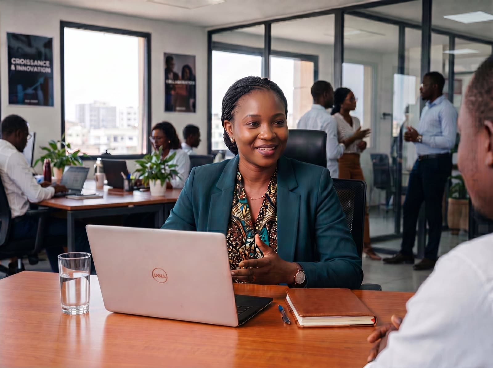 Une business developer échange avec un client à son bureau dans un espace de travail moderne